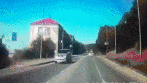 骑车“鬼探头”,糟了! 骑车“鬼探头”,糟了!