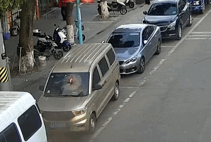 事发上海一路口!他突然砸碎面包车挡风玻璃,众人都出手了… 事发上海一路口!他突然砸碎面包车挡风玻璃,众人都出手了…