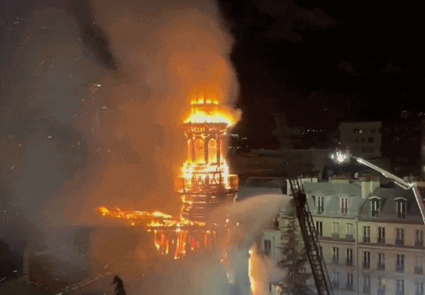 巴黎百年古建突发大火! 巴黎百年古建突发大火!
