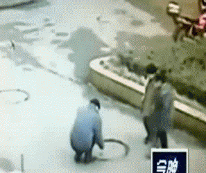 一男孩往化粪池扔鞭炮,引发爆炸!汽车炸翻!网友热议→ 一男孩往化粪池扔鞭炮,引发爆炸!汽车炸翻!网友热议→