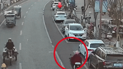 “连环杀”!男子一个动作三车连撞! “连环杀”!男子一个动作三车连撞!