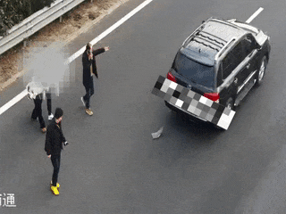 女子被“带”上执法车，原因是......