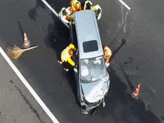女子被“带”上执法车，原因是......