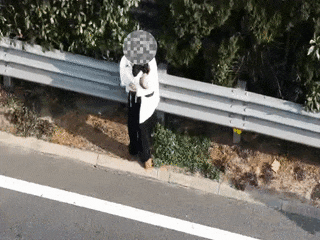 女子被“带”上执法车，原因是......