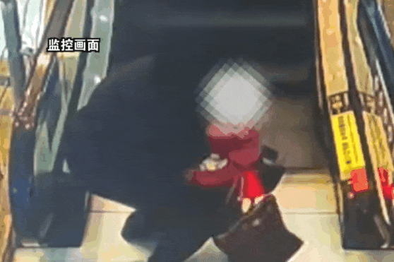 瞬间没了两根！2岁男童手指被夹扶梯