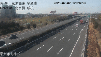 高速上撞警车！