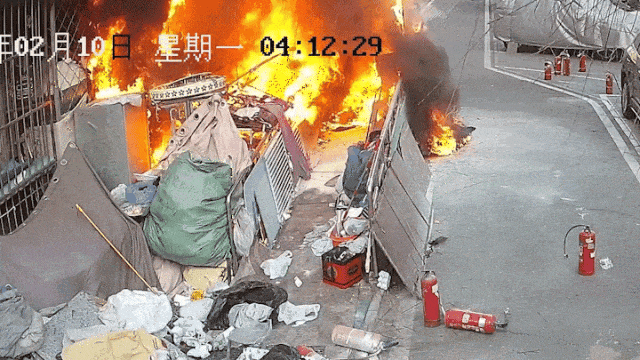 堆放杂物堵塞逃生通道酿悲剧 家庭防火自救指南请牢记 堆放杂物堵塞逃生通道酿悲剧 家庭防火自救指南请牢记