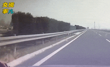 高速上撞警车！