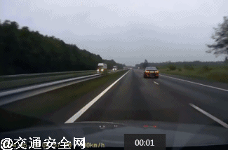 高速上撞警车！