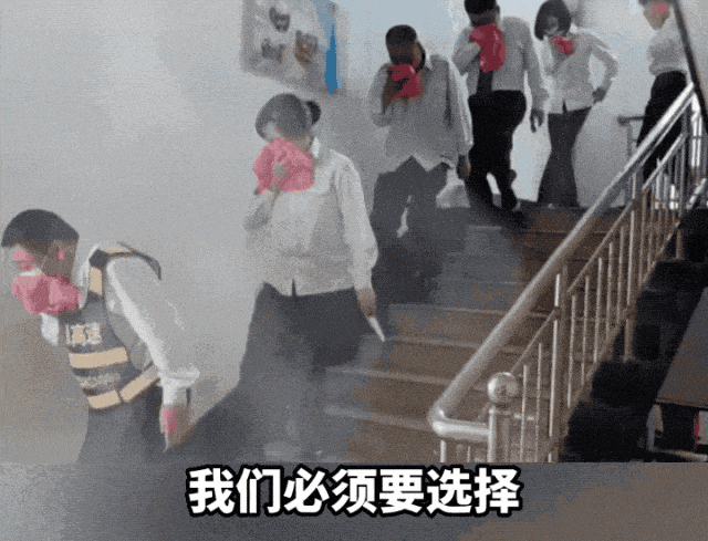 堆放杂物堵塞逃生通道酿悲剧 家庭防火自救指南请牢记 堆放杂物堵塞逃生通道酿悲剧 家庭防火自救指南请牢记