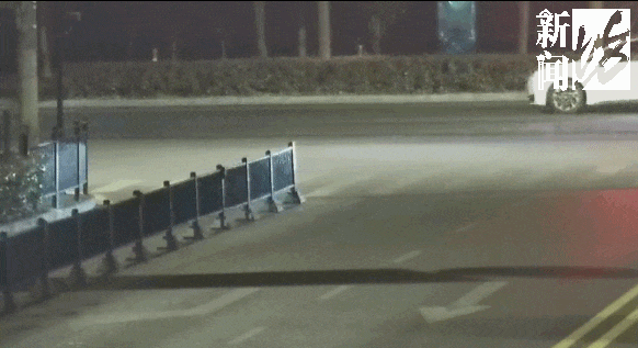 事发上海街头!男子驾车冲向隔离栏,大喊"我没错!" 事发上海街头!男子驾车冲向隔离栏,大喊"我没错!"