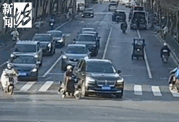 事发上海街头！电瓶车左转被撞，交警霸气喊话5遍“你全责”！