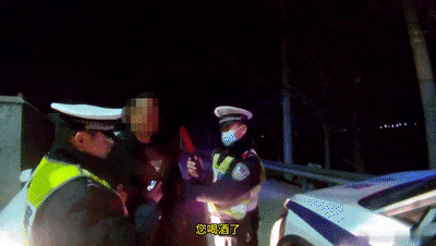 酒驾躲墙根?男子:交警就看不到我了 ! 酒驾躲墙根?男子:交警就看不到我了 !