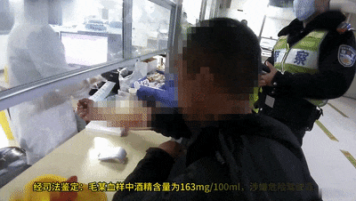 酒驾躲墙根?男子:交警就看不到我了 ! 酒驾躲墙根?男子:交警就看不到我了 !