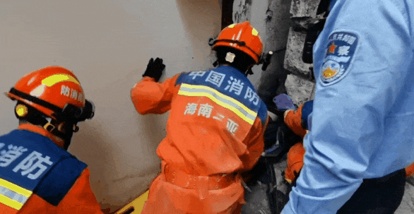 醉酒女子意外坠楼!从40厘米墙缝中被救出…… 醉酒女子意外坠楼!从40厘米墙缝中被救出……