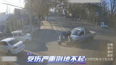 太危险！老人单手骑三轮被撞飞……