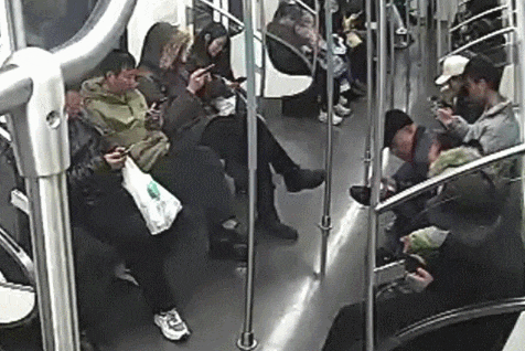 拍下来了!武汉地铁里,他俩直接跪下 拍下来了!武汉地铁里,他俩直接跪下