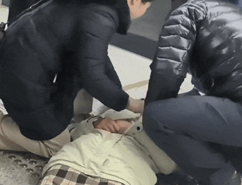 拍下来了!武汉地铁里,他俩直接跪下 拍下来了!武汉地铁里,他俩直接跪下