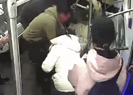 拍下来了!武汉地铁里,他俩直接跪下 拍下来了!武汉地铁里,他俩直接跪下