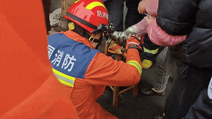 菜市场内,大意女子痛失手指!看完你还敢大意吗? 菜市场内,大意女子痛失手指!看完你还敢大意吗?