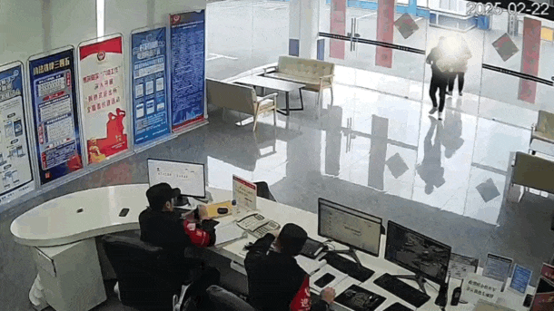 出租车司机智斗电信诈骗，9万现金险遭劫！警方点赞反诈英雄