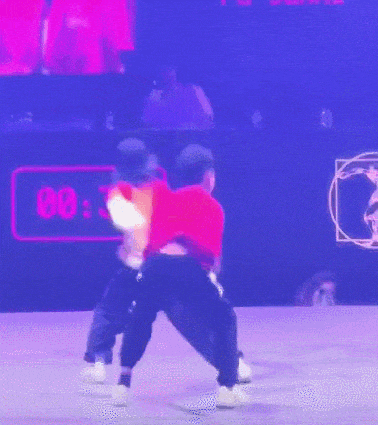 两位“小孩哥”，让外国人彻底“疯狂”！