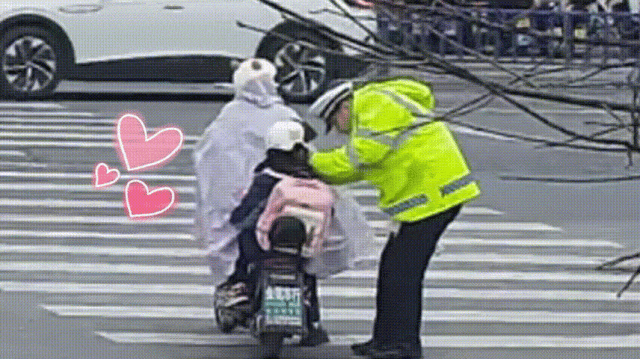 杭州街头这一幕被拍！网友纷纷点赞