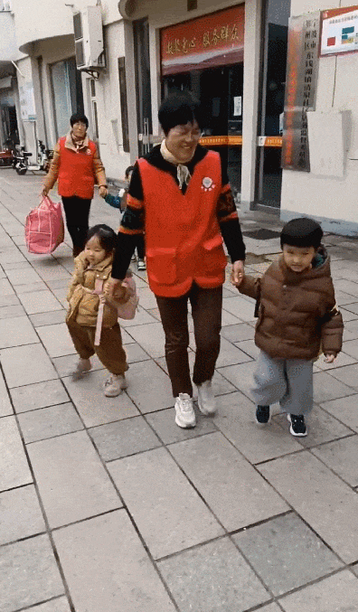 这群“共享奶奶”，火了！网友慕了：建议全国推广