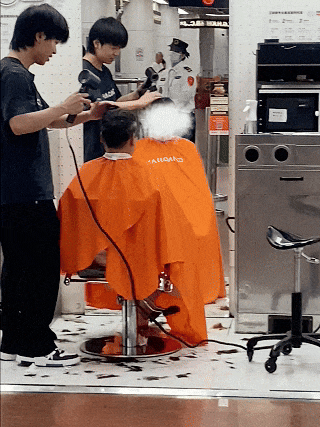 没想到，有一天我可以在地铁站里剪头发……