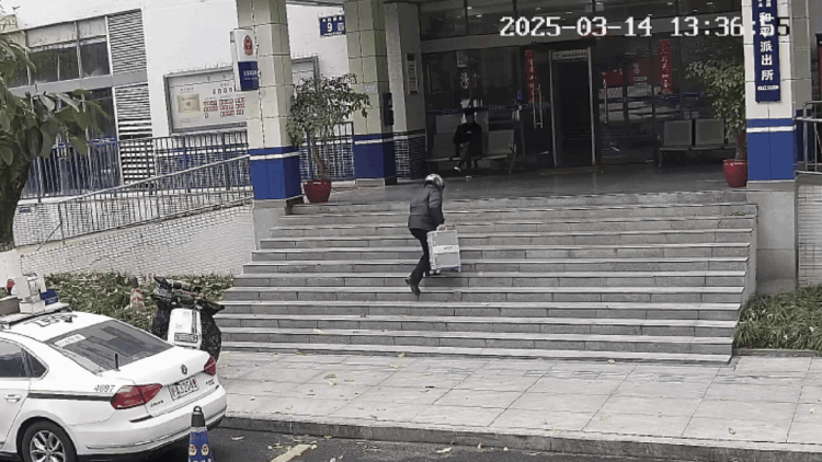 外卖小哥教科书式反诈操作挽回16万现金，奖励10000元！