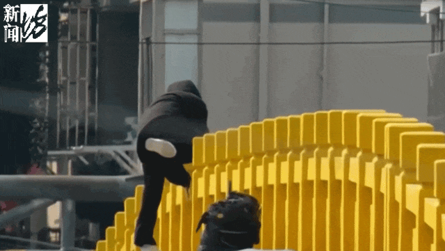 事发上海！19岁女孩当街轻生！被救下后的这番话泪目...