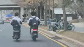 深圳2名学生,在街头现惊险一幕!市民迅速报警→ 深圳2名学生,在街头现惊险一幕!市民迅速报警→