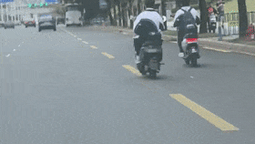 深圳2名学生,在街头现惊险一幕!市民迅速报警→ 深圳2名学生,在街头现惊险一幕!市民迅速报警→