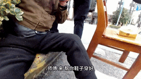 笔直摔倒脸部着地！这时，他们正好路过.......