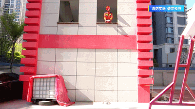 吓出冷汗！二楼扔下一包湿纸巾竟砸凹盆体！有点震撼……