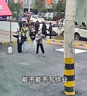 小学生“捡”到3岁走失萌娃，对着监控许愿：“做好事不写作业行不行？”
