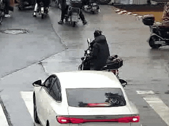 这是发生在上海街头的暖心一幕……