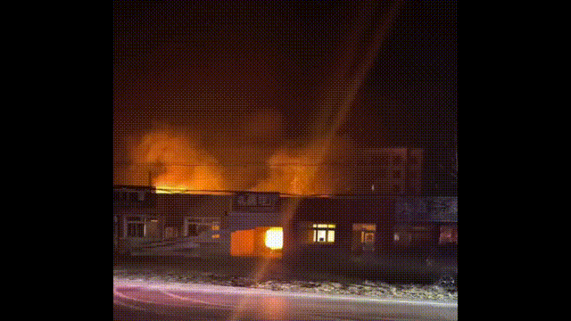 他们徒手拆开卷帘门后,煤气罐爆炸了…… 他们徒手拆开卷帘门后,煤气罐爆炸了……