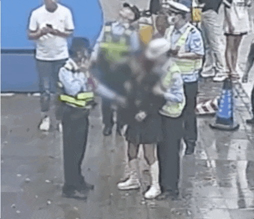 这位“00后”女辅警被通报表扬！