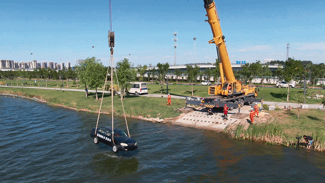 画面揪心!一车辆坠河被水流裹挟冲走,1人不幸遇难!这个黄金时间必须知道 画面揪心!一车辆坠河被水流裹挟冲走,1人不幸遇难!这个黄金时间必须知道