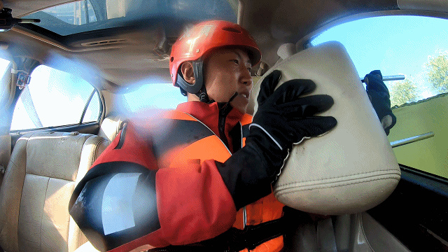 画面揪心!一车辆坠河被水流裹挟冲走,1人不幸遇难!这个黄金时间必须知道 画面揪心!一车辆坠河被水流裹挟冲走,1人不幸遇难!这个黄金时间必须知道