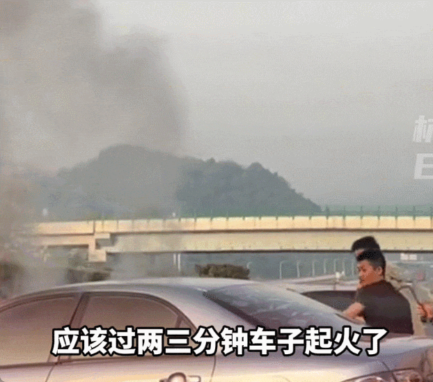高速上车辆起火门打不开！他一肘砸下去.....