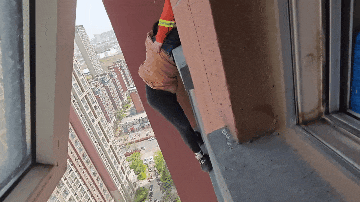 180多斤男孩贪玩翻出24楼窗外，消防员紧急营救