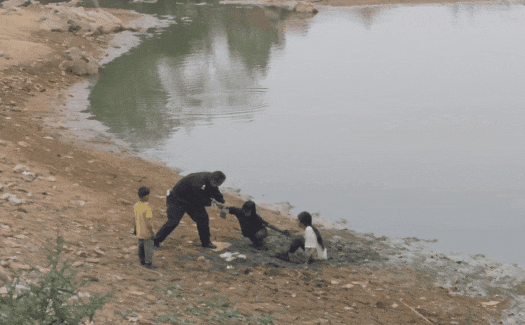 为张美照，两女孩各“失去”一条腿......