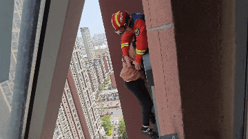 180多斤男娃贪玩翻出24楼窗外……