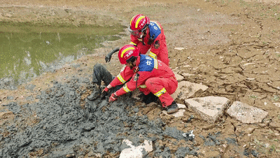为张美照，两女孩各“失去”一条腿......