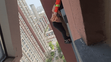 180多斤男娃贪玩翻出24楼窗外……