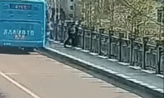 公交车开到一半,司机却停车冲下河?乘客直呼:被帅到了! 公交车开到一半,司机却停车冲下河?乘客直呼:被帅到了!