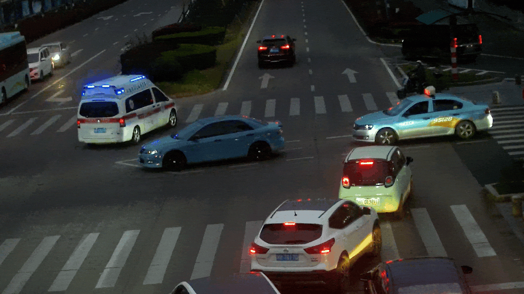 宁波街头3辆轿车“闯红灯”！交警：不处罚！表扬！