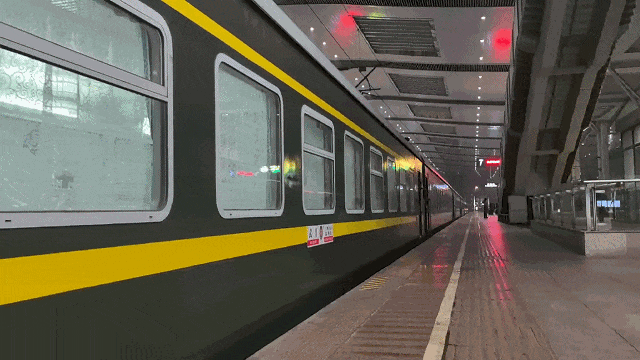 情况紧急!特快列车深夜临停5分钟! 情况紧急!特快列车深夜临停5分钟!